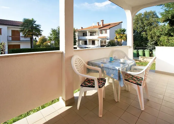 Elena アパート ポレッチ